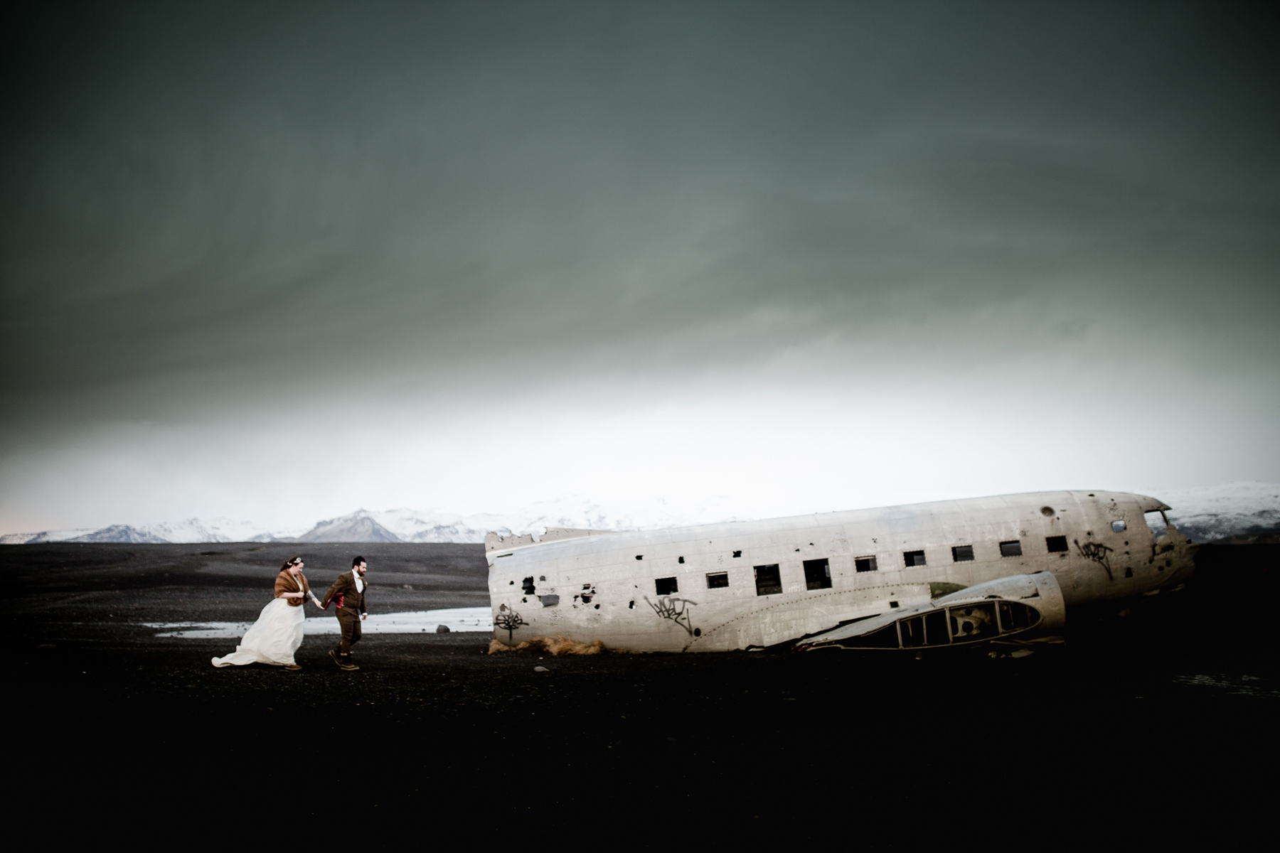 Sólheimasandur wedding photography, black sand beach plane wrack iceland